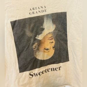 Ariana Grande cropped tee